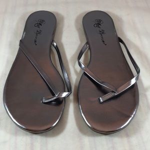 Matt Bernson platinum leather flip flops size 7